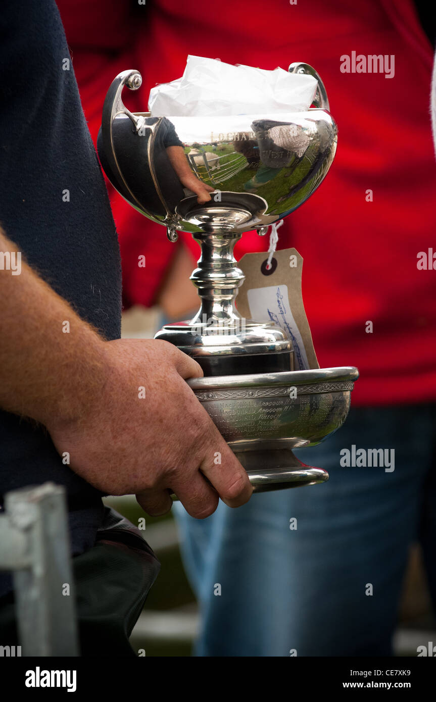 Close up of farmers hands holding de l'argenterie au salon de l'agriculture locale Fort William Scottish Highlands scotland uk Banque D'Images