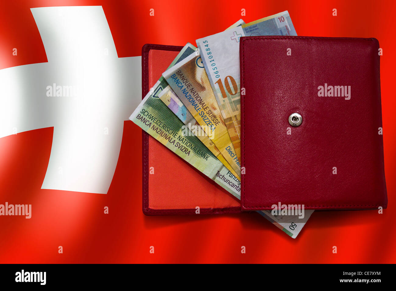 Portefeuille rouge avec des billets en franc suisse Banque D'Images