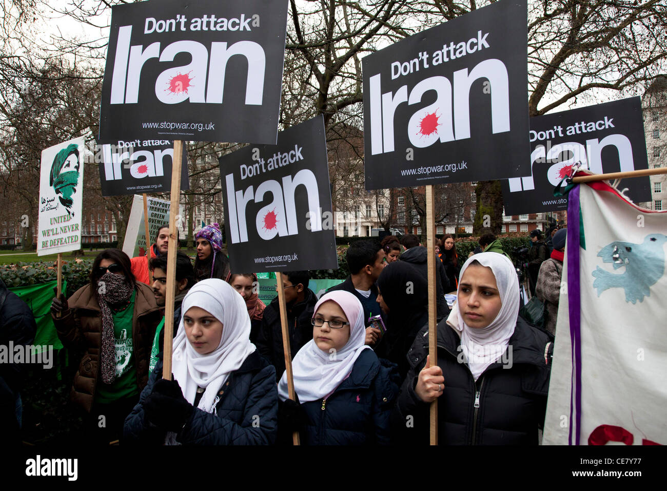 Les filles musulmanes à arrêter la guerre manifestation à l'ambassade des États-Unis à Londres. De l'Iran et d'autres manifestants rally contre les attaques Banque D'Images