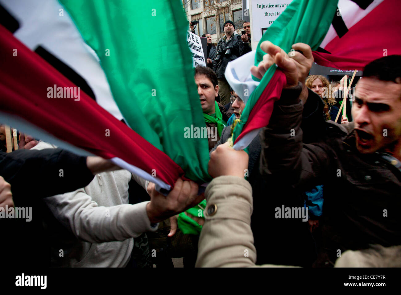 Des échauffourées éclatent à arrêter la guerre manifestation à l'ambassade des États-Unis à Londres. De l'Iran et d'autres manifestants rassemblement contre. Banque D'Images