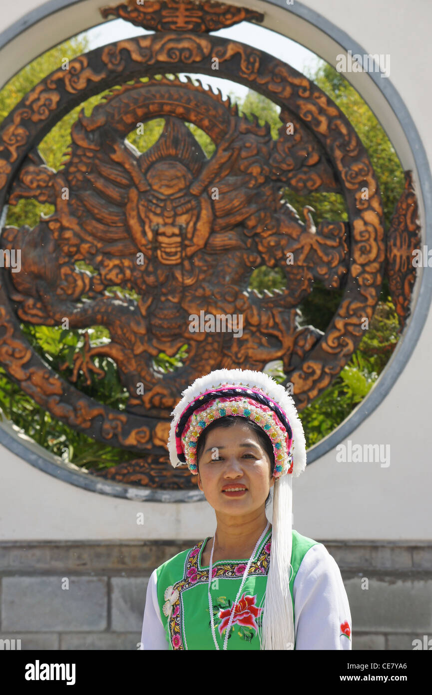 Portrait de femme en costume de la minorité chinoise Banque D'Images