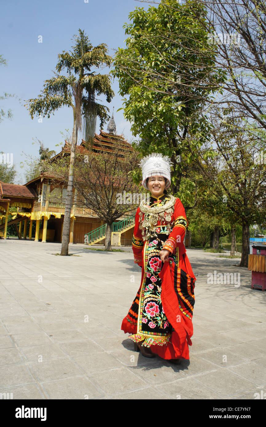 Portrait de femme en costume de la minorité chinoise Banque D'Images