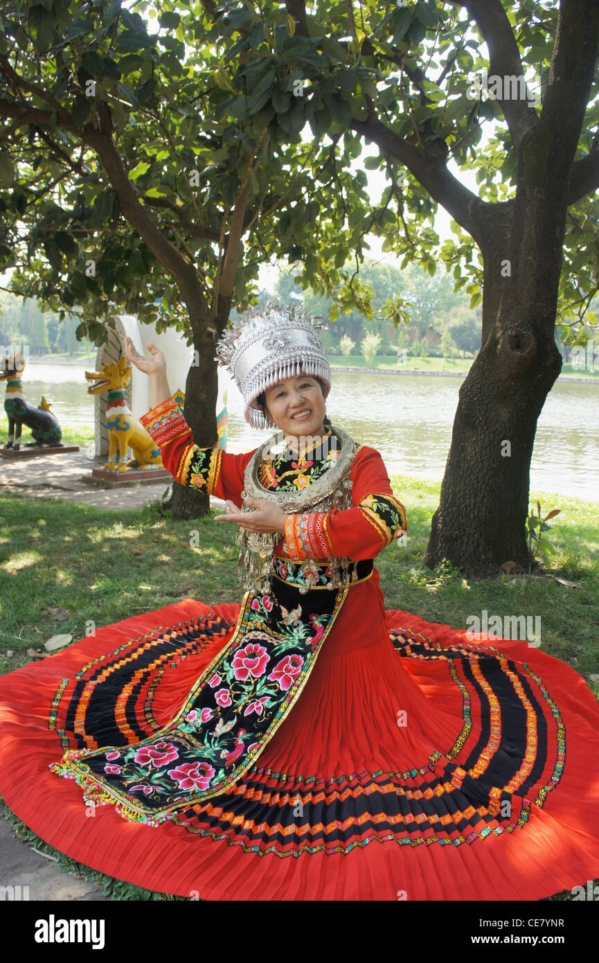 Portrait de femme en costume de la minorité chinoise Banque D'Images