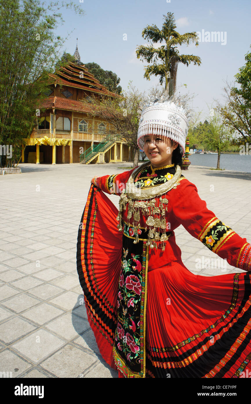 Portrait de femme en costume de la minorité chinoise Banque D'Images