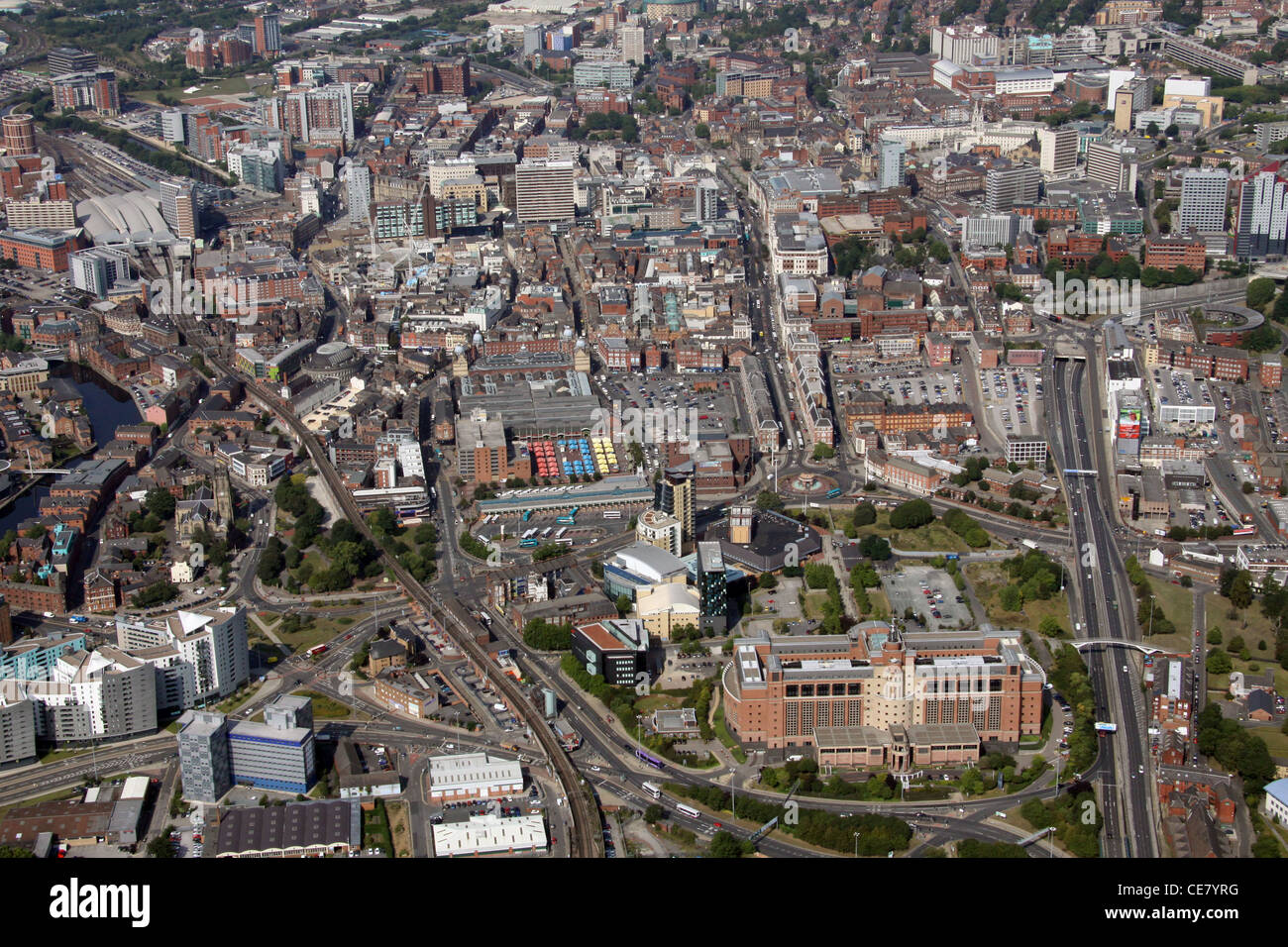 Vue aérienne du centre-ville de Leeds depuis l'est, en direction de l'ouest, jusqu'à Eastgate à travers la ville, avec Quarry House Department of Health en avant-plan Banque D'Images