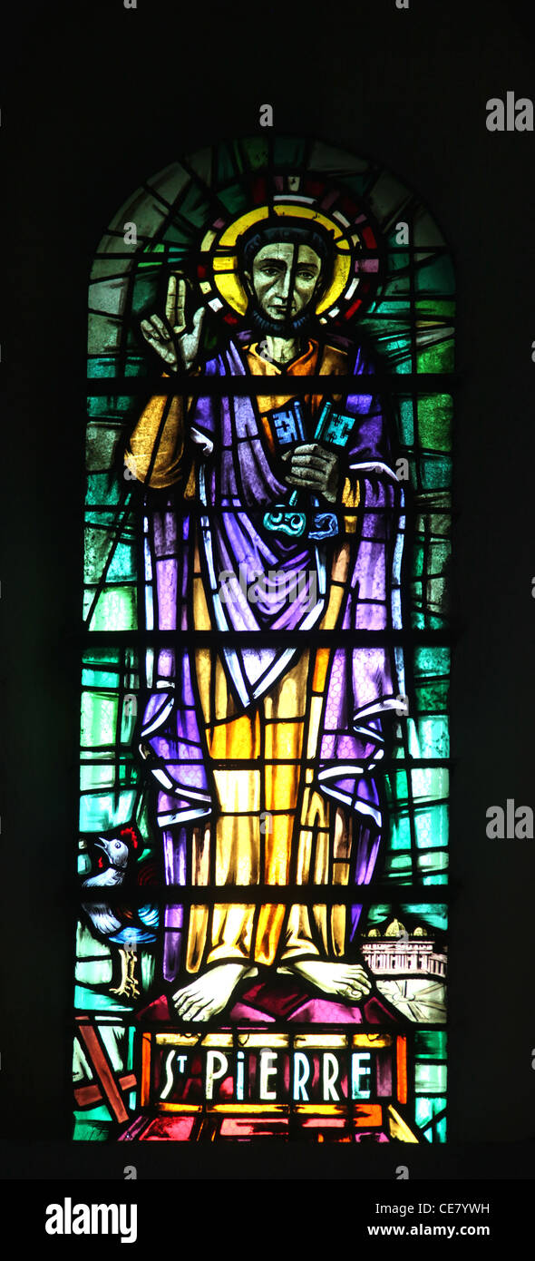 Saint Pierre, verre vitrail dans la Cathédrale de St Vincent de Paul à Tunis Banque D'Images