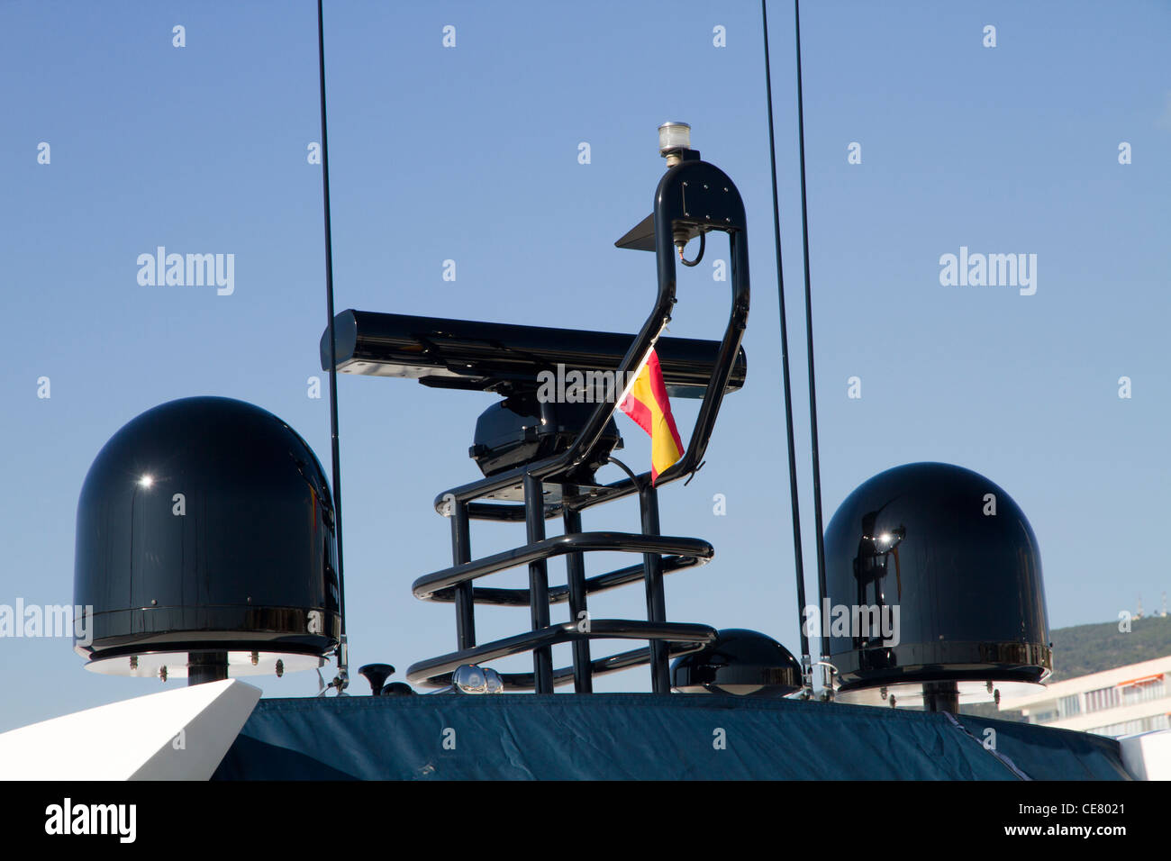 Équipements radar et des équipements de sécurité pour la navigation à bord monté sur bateau yacht bateau à moteur Banque D'Images
