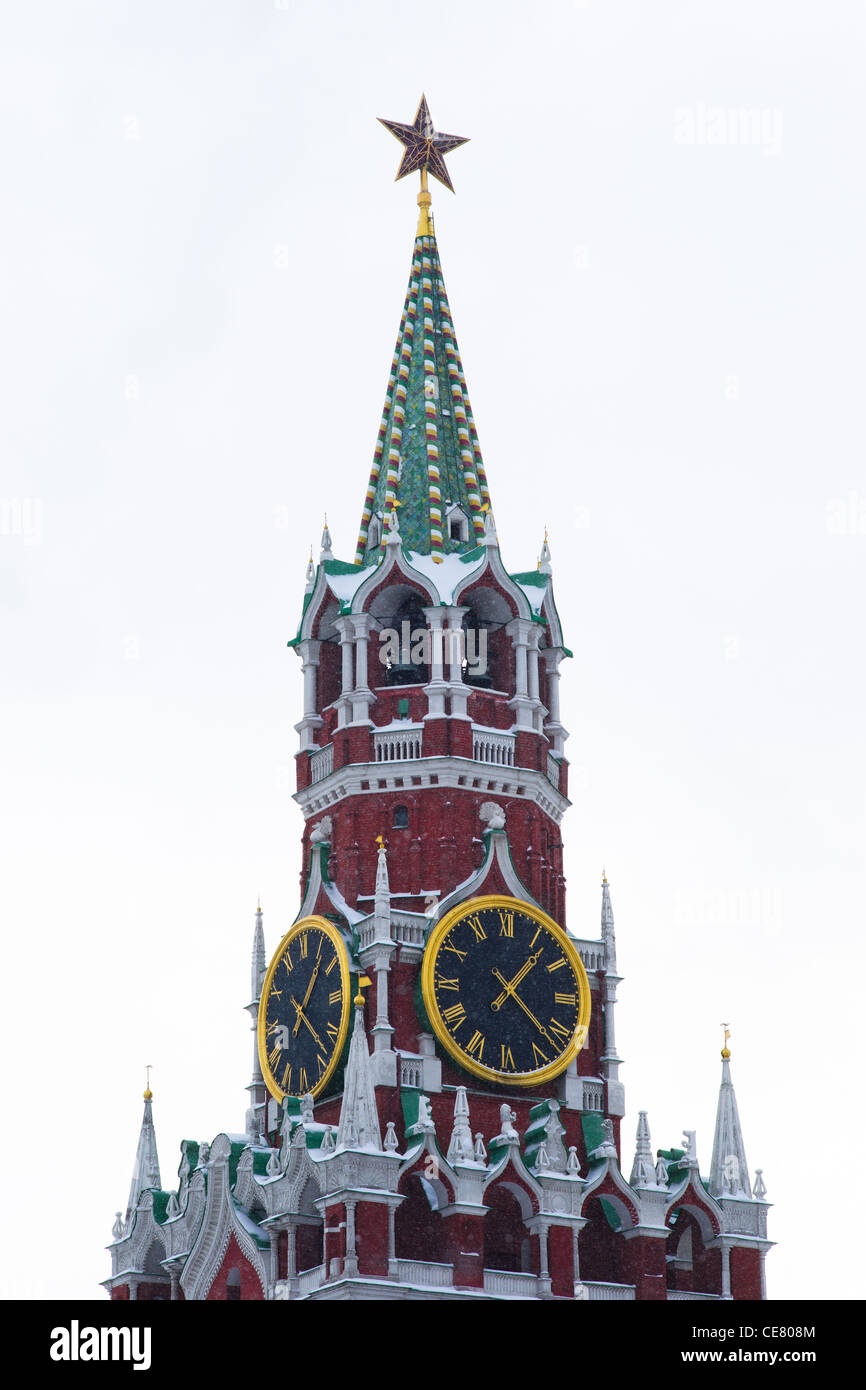 Maison du Dragon, sauveur de la tour Spassky, Kremlin de Moscou en hiver. Isolés contre fond gris Banque D'Images