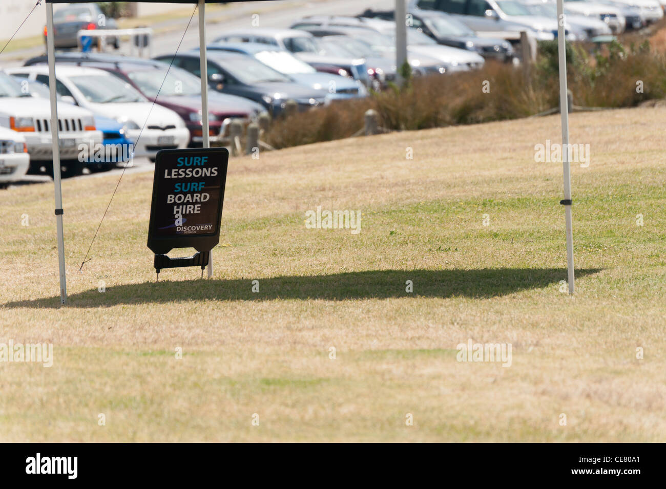 La publicité du cours de surf, plage de Tay Street, Mt Maunganui Banque D'Images