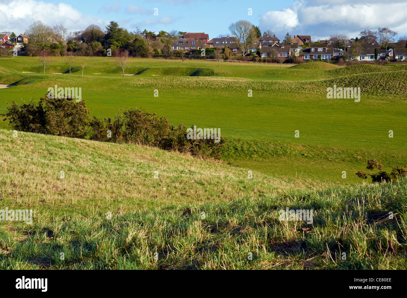 South Winchester Golf, Olivers batterie sur la périphérie de Winchester, Hampshire, Angleterre avec boîtier en arrière-plan Banque D'Images