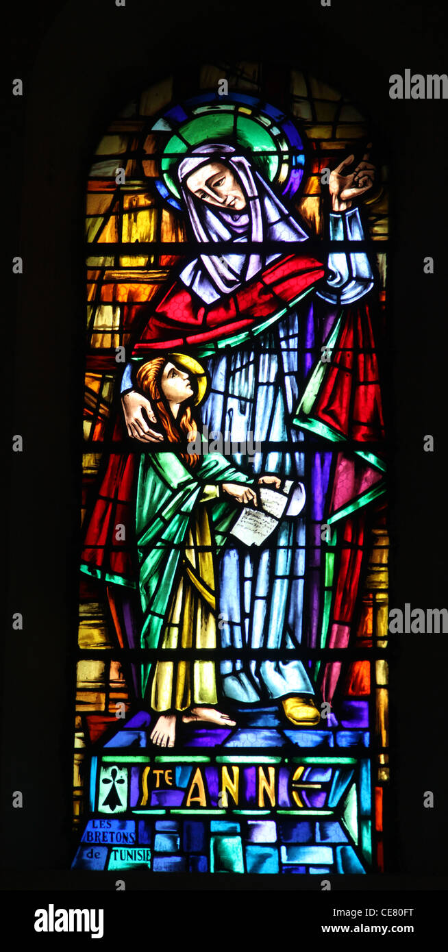 Saint Ann, vitraux dans la Cathédrale de St Vincent de Paul à Tunis Banque D'Images