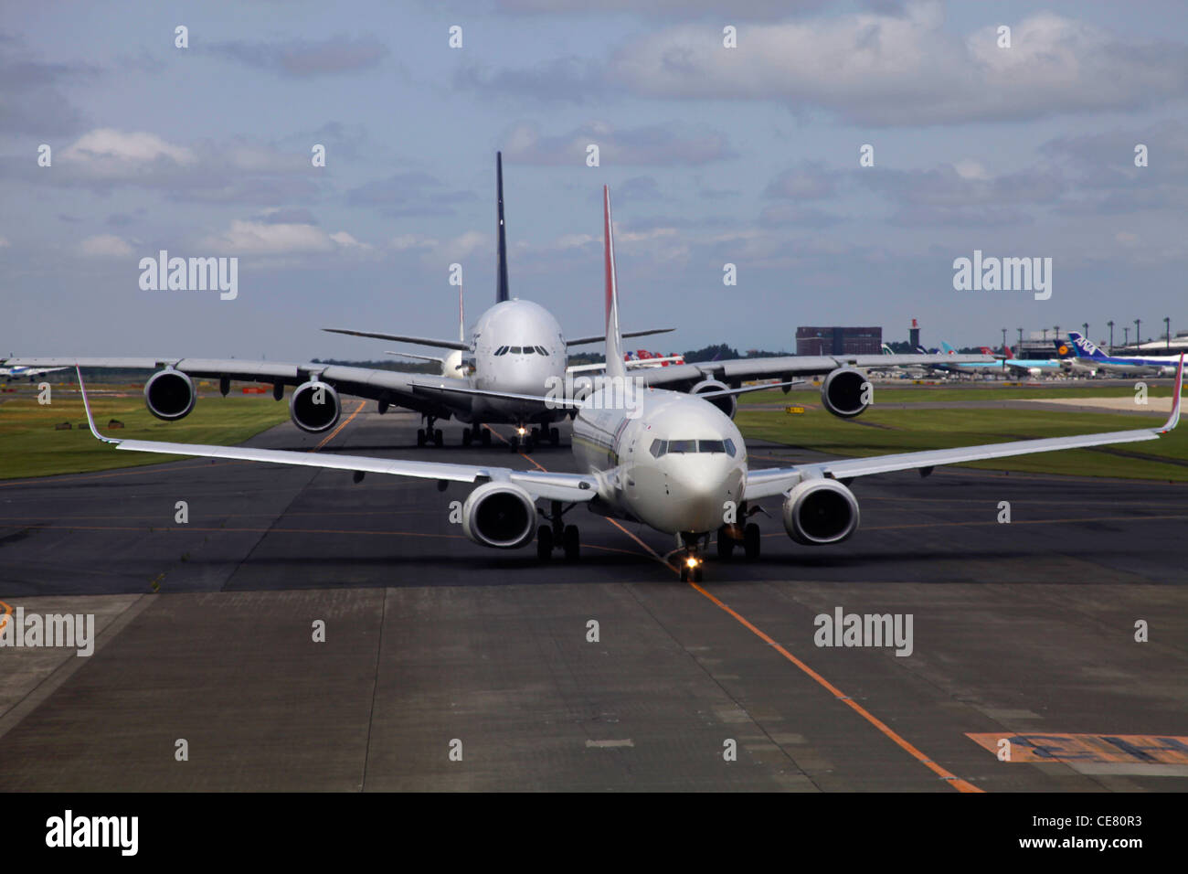 Boeing 737-800 l'imposition suivie d'Airbus A380 à l'aéroport de Narita Banque D'Images