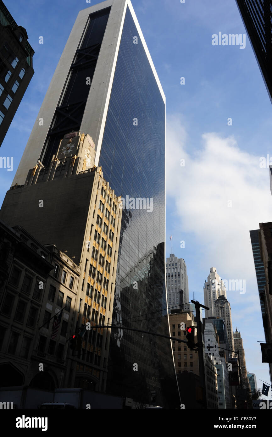 Ciel bleu portrait, à partir de la 6ème Avenue, du logo Ampico, Bâtiment façade en verre Solow Building, West 57th Street, New York Banque D'Images