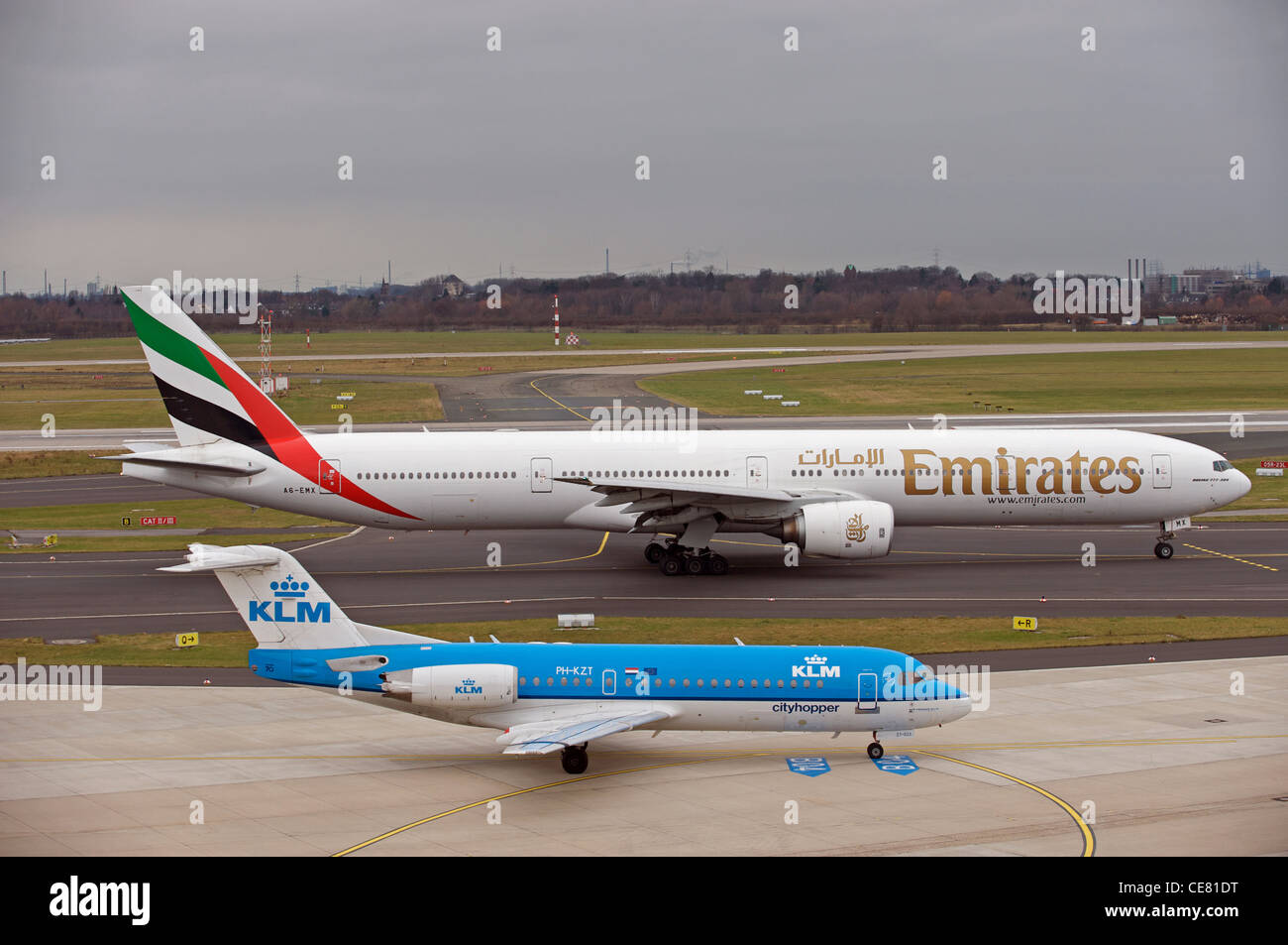 Unis Boeing 777 de KLM et Fockker 70 Des avions de ligne, Düsseldorf, Allemagne. Banque D'Images