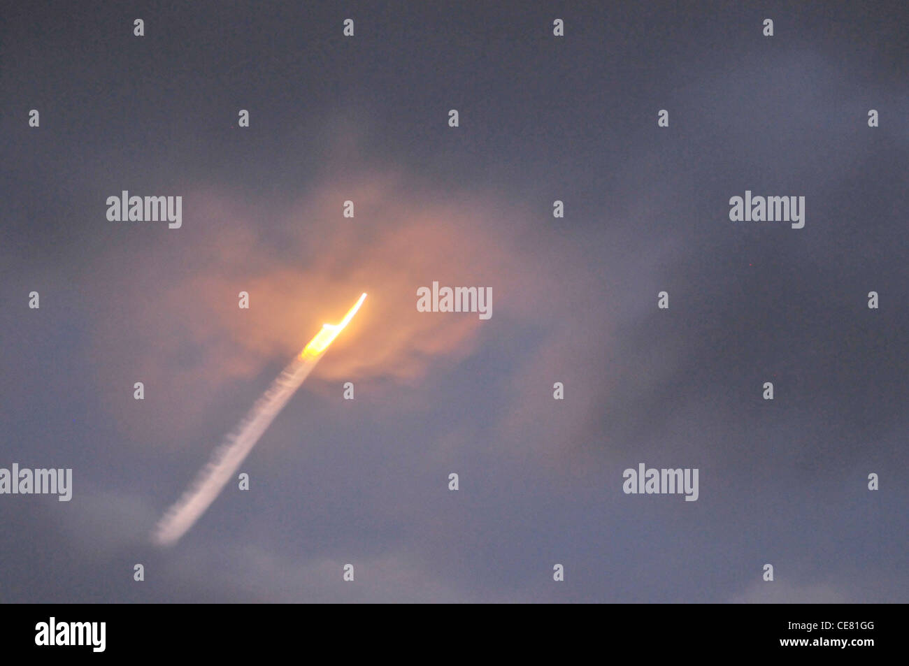 Le personnel de réserve de la 920e escadre de sauvetage, ainsi que la 45e escadre spatiale, ont soutenu le lancement réussi de Delta IV-Heavy depuis la station aérienne de Cape Canaveral le 21 novembre 2010. Ils ont fourni un soutien essentiel à la mission, y compris des hélicoptères, des opérations de maintenance et des opérations de survie. Banque D'Images