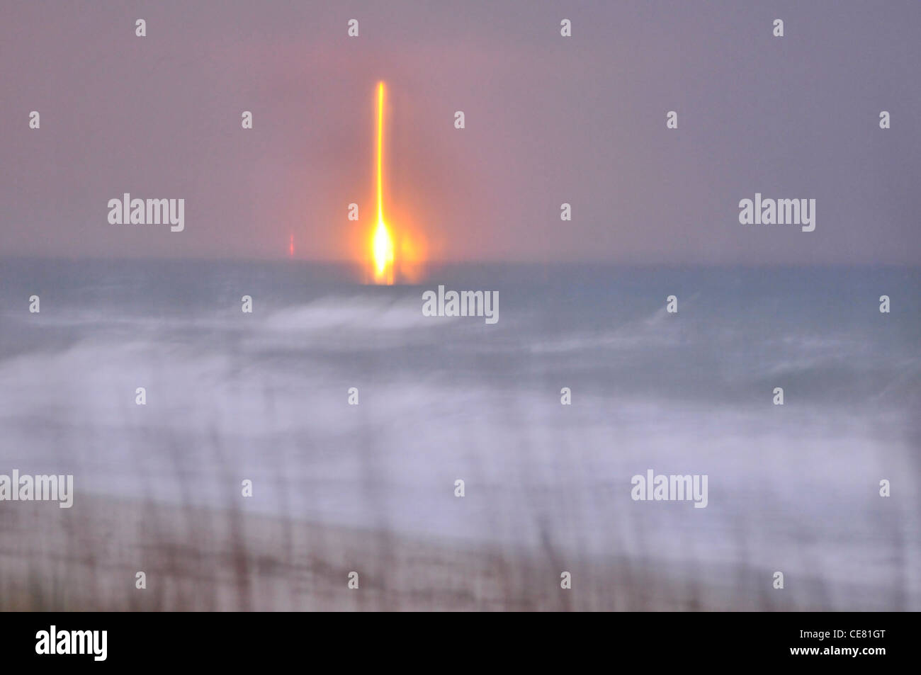 L'hélicoptère de réserve de la Force aérienne et le personnel de la 920e escadre de sauvetage et de la 45e escadre spatiale ont soutenu le lancement réussi d'un lanceur Delta IV-Heavy depuis la Cape Canaveral Air Force Station, en Floride, le 21 novembre 2010. Cette collaboration a assuré la sécurité du lancement et le succès de la mission. Banque D'Images