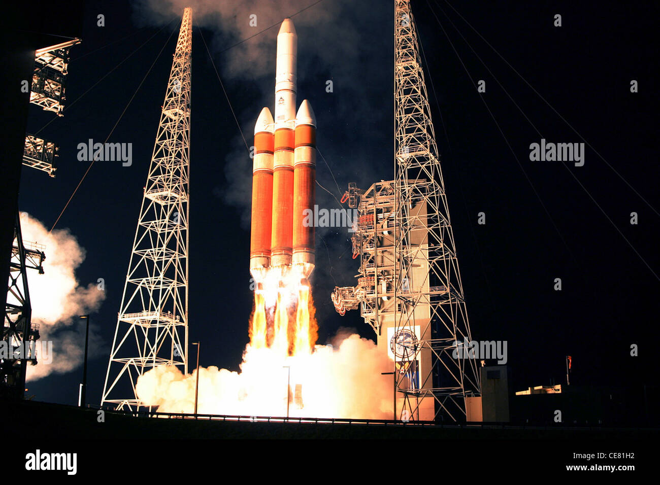 La 45th Space Wing a lancé une fusée Delta IV Heavy, transportant un satellite du National reconnaissance Office dans l'espace. Le lancement a eu lieu le 21 novembre et faisait partie d'une mission classifiée. Banque D'Images