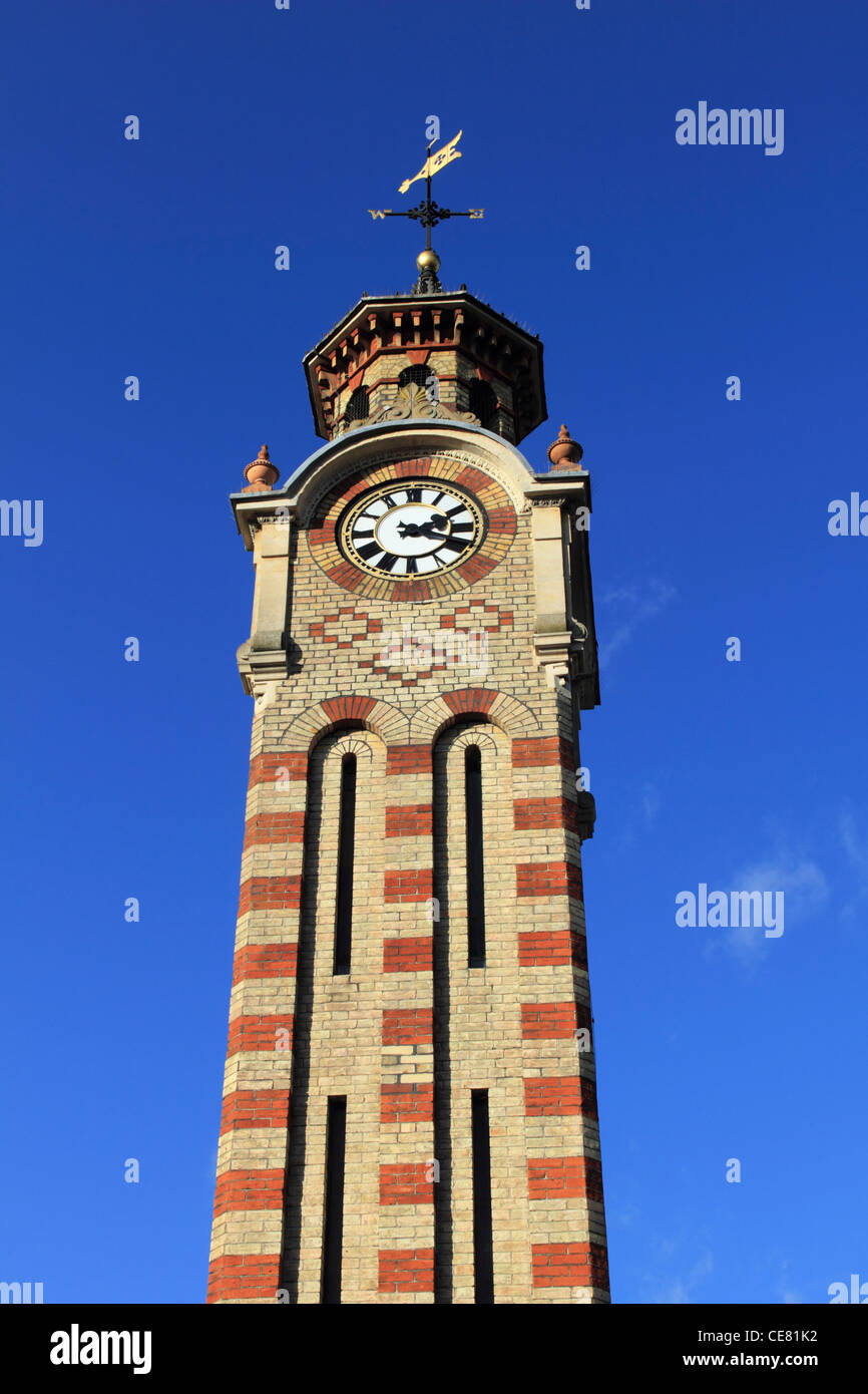 Tour de l'horloge d'Epsom est de 70 pieds de haut et conçu par les architectes de Londres, James Butler et Henry Hodge en 1847. Surrey England UK Banque D'Images