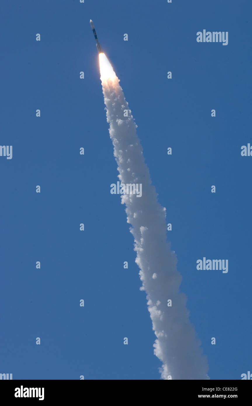 BASE AÉRIENNE DE VANDENBERG, Californie-- Vandenberg a lancé avec succès une fusée Delta II à partir du complexe de lancement spatial-2 mai 5 à 13 h 24. La fusée a transporté un satellite expérimental pour la mission de réduction des risques liés au système de surveillance et de suivi spatial de l'Agence de défense des missiles. Banque D'Images