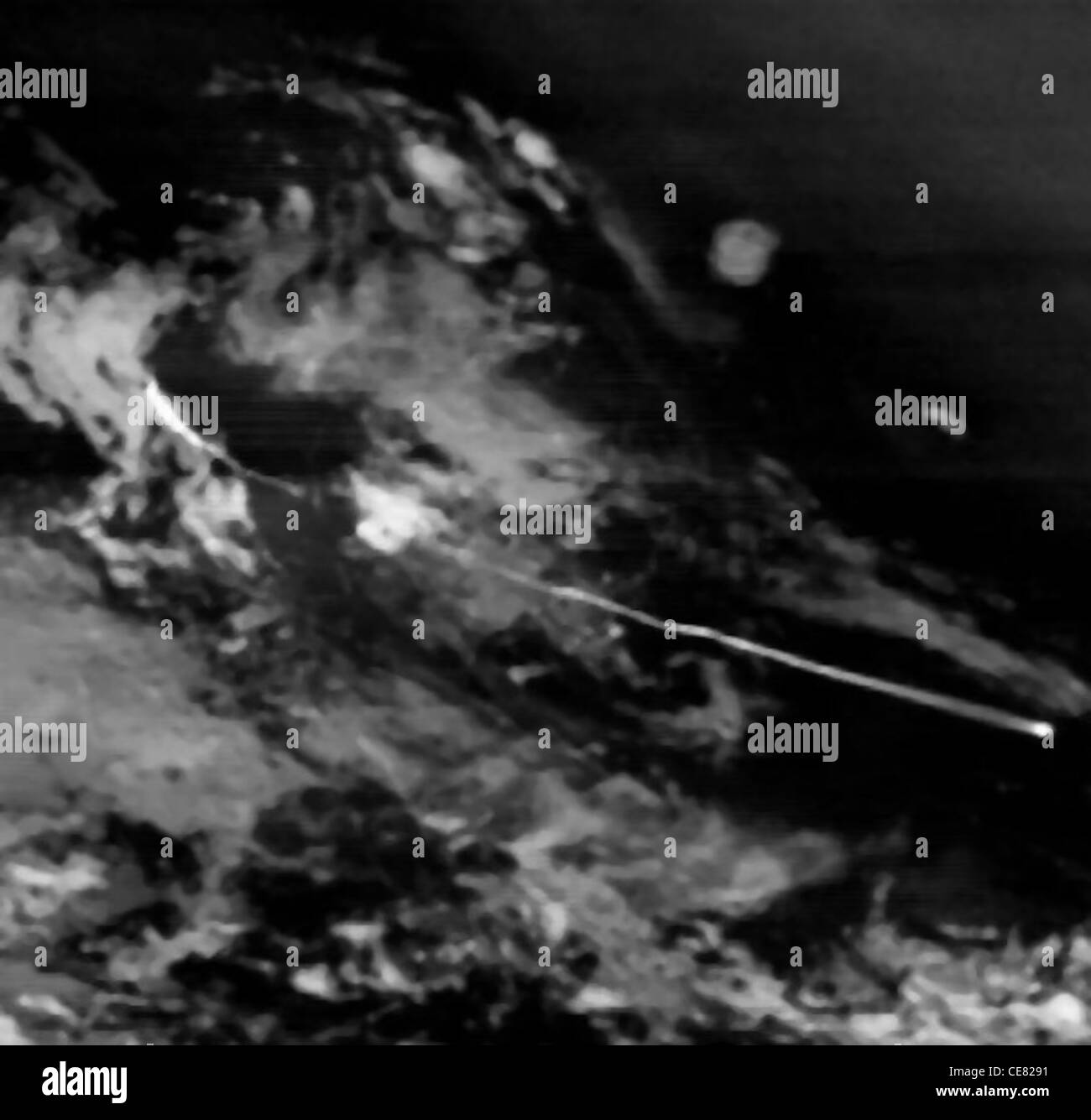 L'imagerie satellite infrarouge du capteur orbite-2 hautement elliptique des systèmes infrarouges spatiaux (SBIRS) capture un lancement de missile à travers la couverture nuageuse. L'imagerie fournit des données critiques pour la détection des missiles et les systèmes d'alerte précoce. Banque D'Images