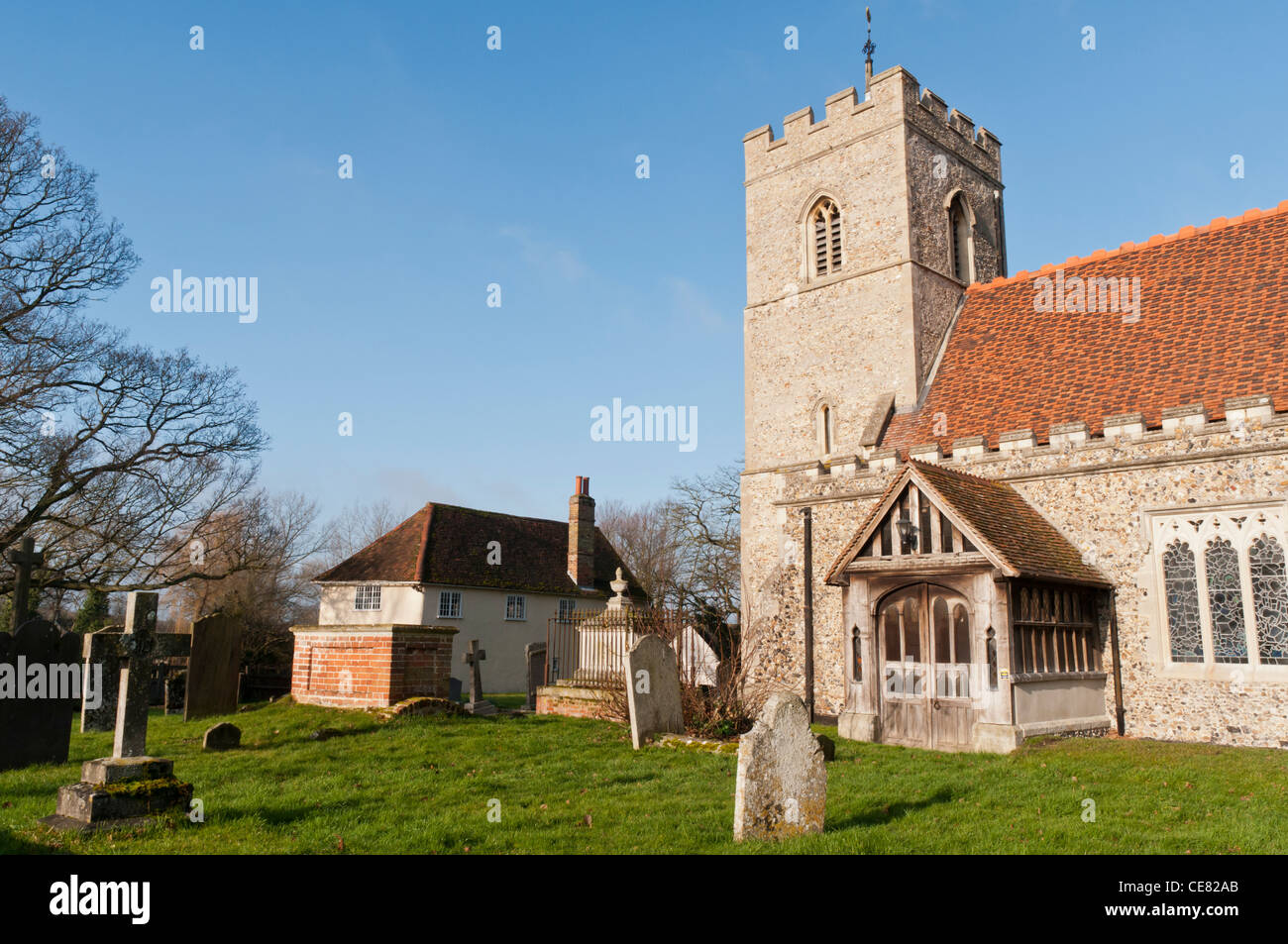 L'église St Mary vierge, l'Appariement, Essex, Angleterre avec la 15ème fête de mariage prix en arrière-plan Banque D'Images
