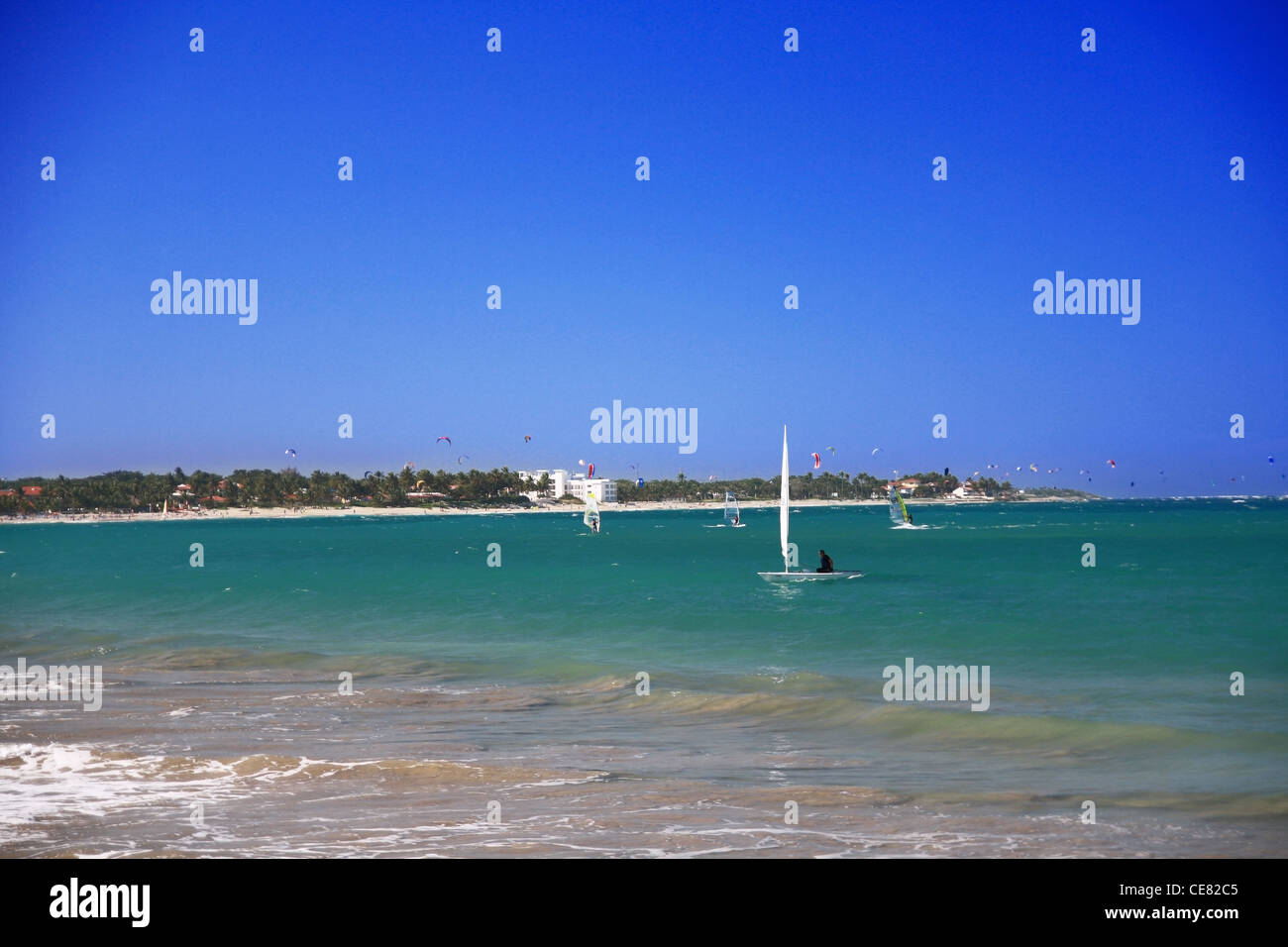 Mer des Caraïbes avec des yachts, littoral Banque D'Images