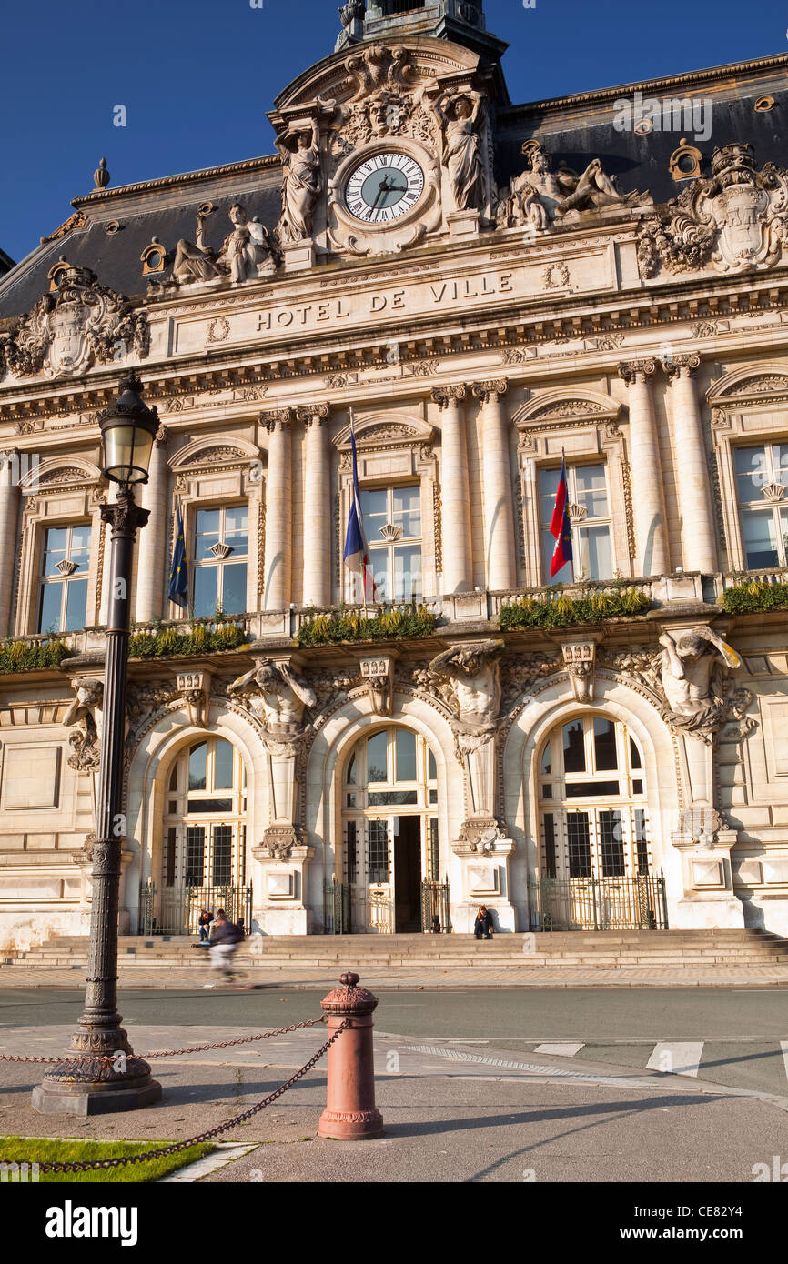 La façade de l'Hôtel de ville ou de ville à Tours, France. Il a été conçu par Victor Laloux. Banque D'Images
