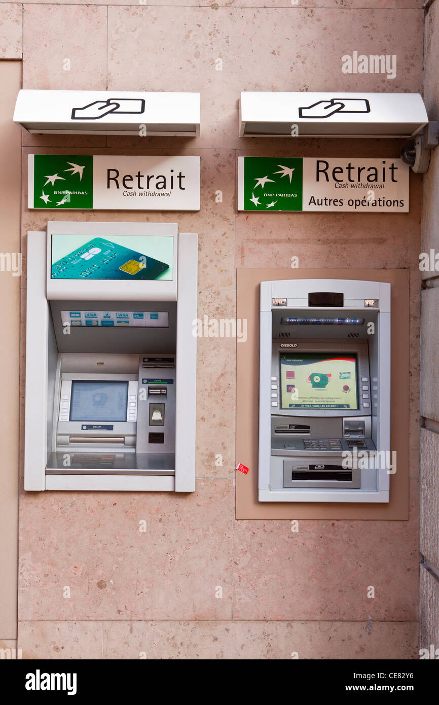 Deux machines appartenant à BNP Day à Tours, France. Banque D'Images