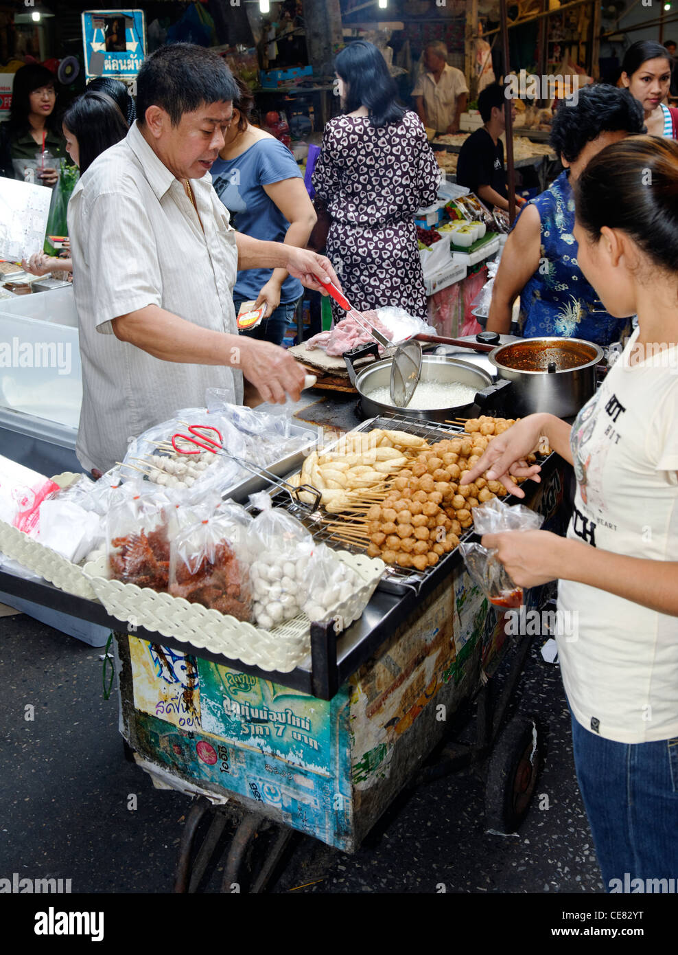 Vente de décrochage Hawker et thaï nourriture asiatique dans la zone de Silom de Bangkok Banque D'Images