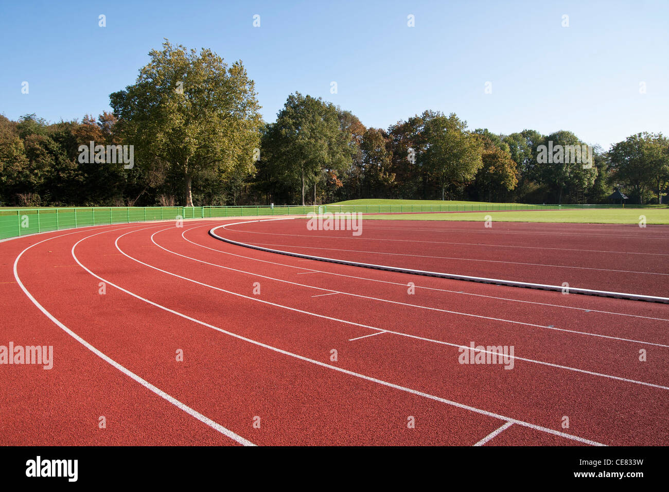 Les lignes d'une piste de course sur une journée ensoleillée Banque D'Images