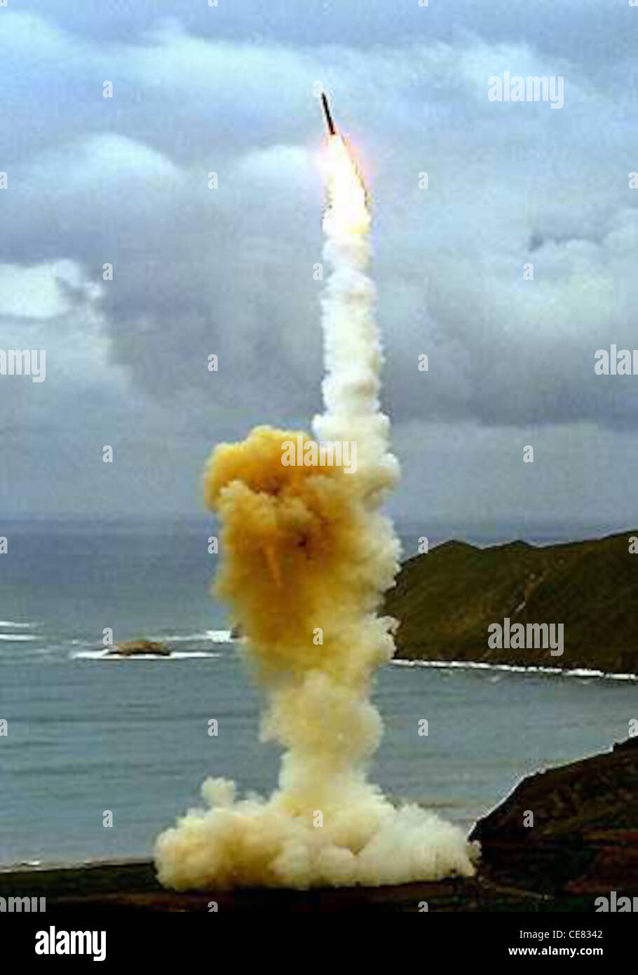 Un missile LGM-30 Minuteman III s'est arrêté dans l'air après un lancement d'essai. Le Minuteman est un système d'armes stratégiques utilisant un missile balistique de portée intercontinentale. Banque D'Images