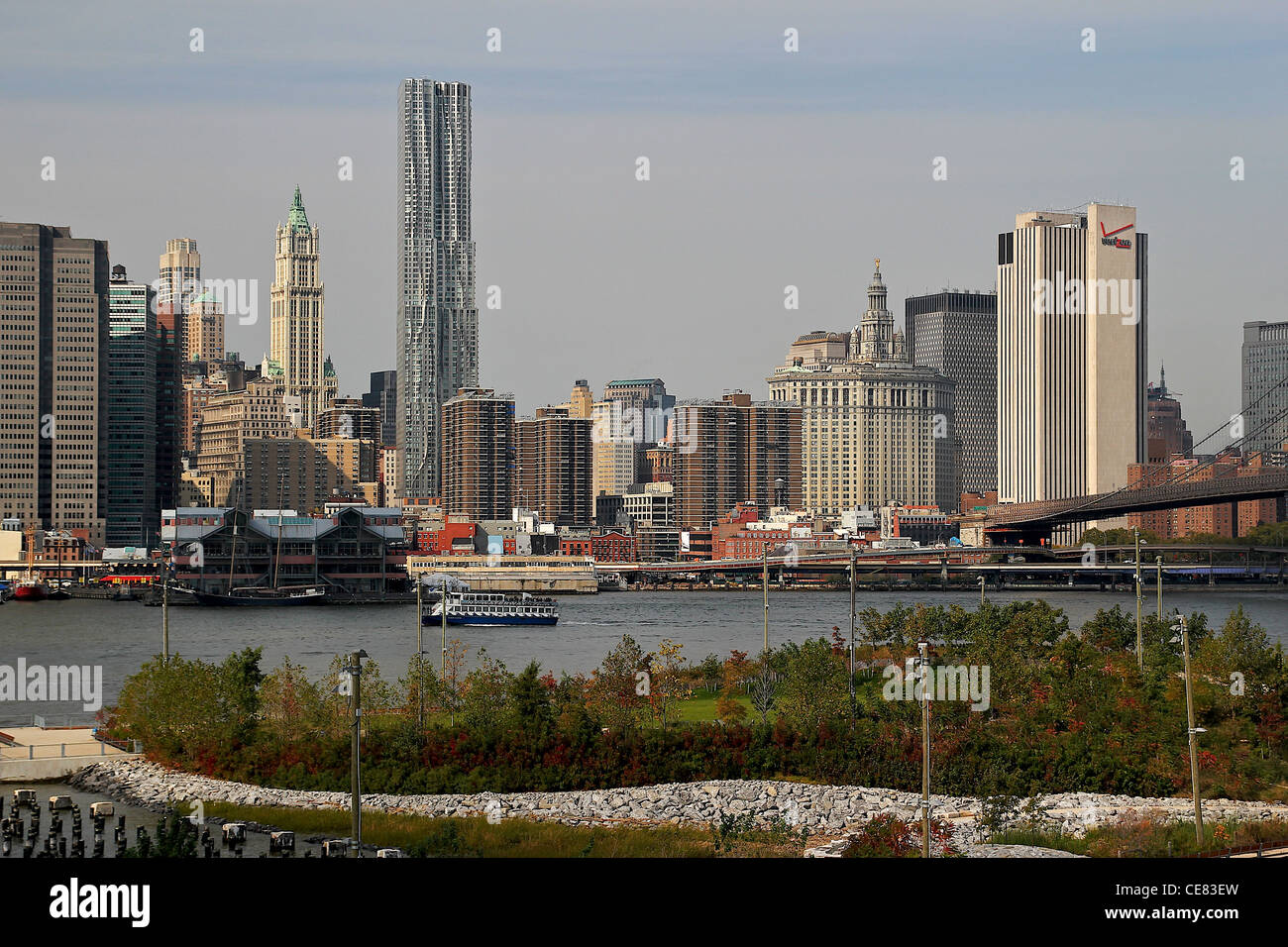 Une vue de Manhattan et Brooklyn Bridge Park de la Brooklyn Heights Promenade. Banque D'Images