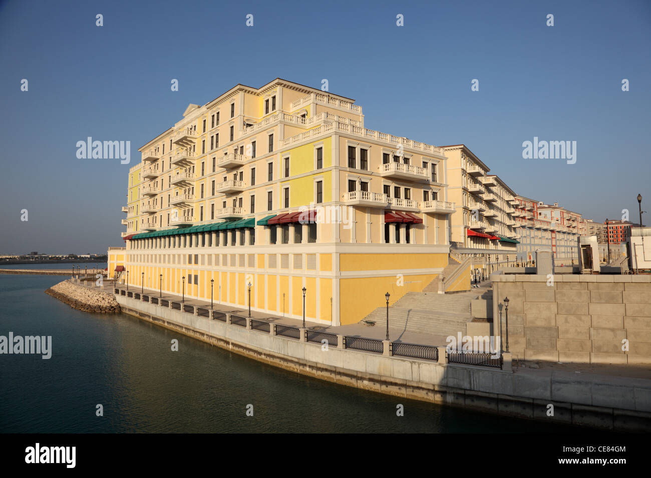 Bâtiment au bord de l'eau de qanat Quartier au Pearl à Doha, Qatar Banque D'Images