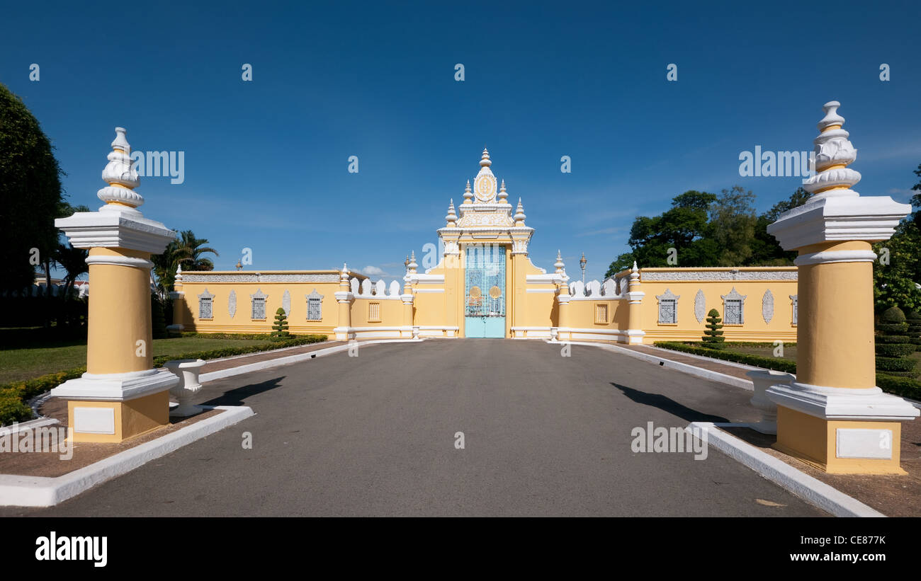 L'entrée principale du Palais Royal à Phnom Penh, au Cambodge, en vue de l'intérieur. Banque D'Images