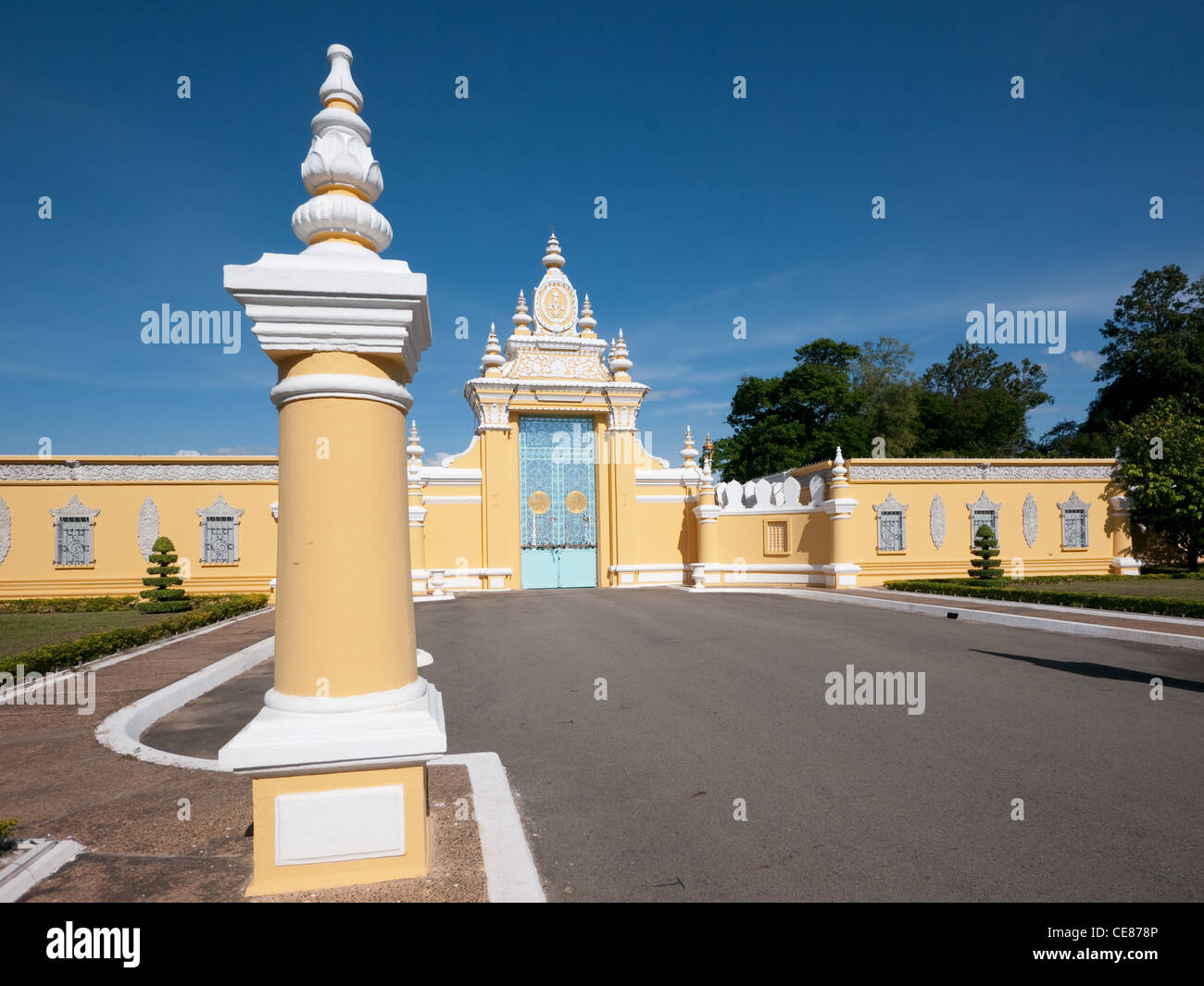 L'entrée principale du Palais Royal à Phnom Penh, au Cambodge, en vue de l'intérieur. Banque D'Images