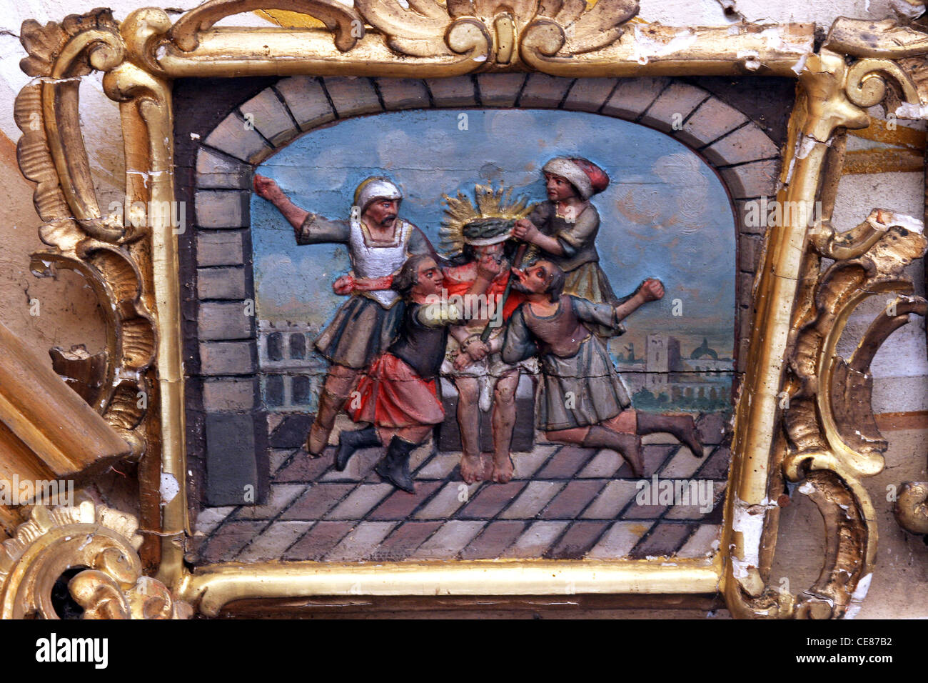 Soldats tresse une couronne d'épines, et le mettre sur la tête de Jésus Banque D'Images