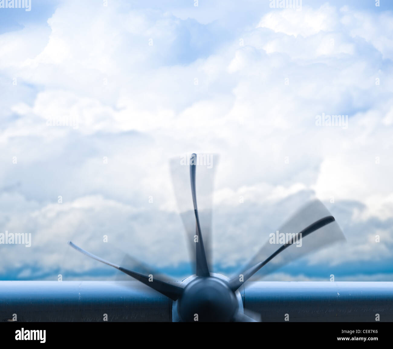 Moteur d'avion avec l'hélice en rotation avec le flou. Blue cloudy sky en arrière-plan. Banque D'Images