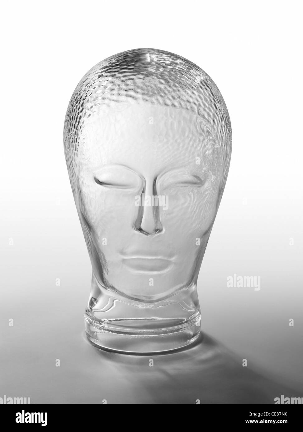Tiré d'un profil humain générique "factices" tête en verre gris dégradé en retour, with clipping path Banque D'Images