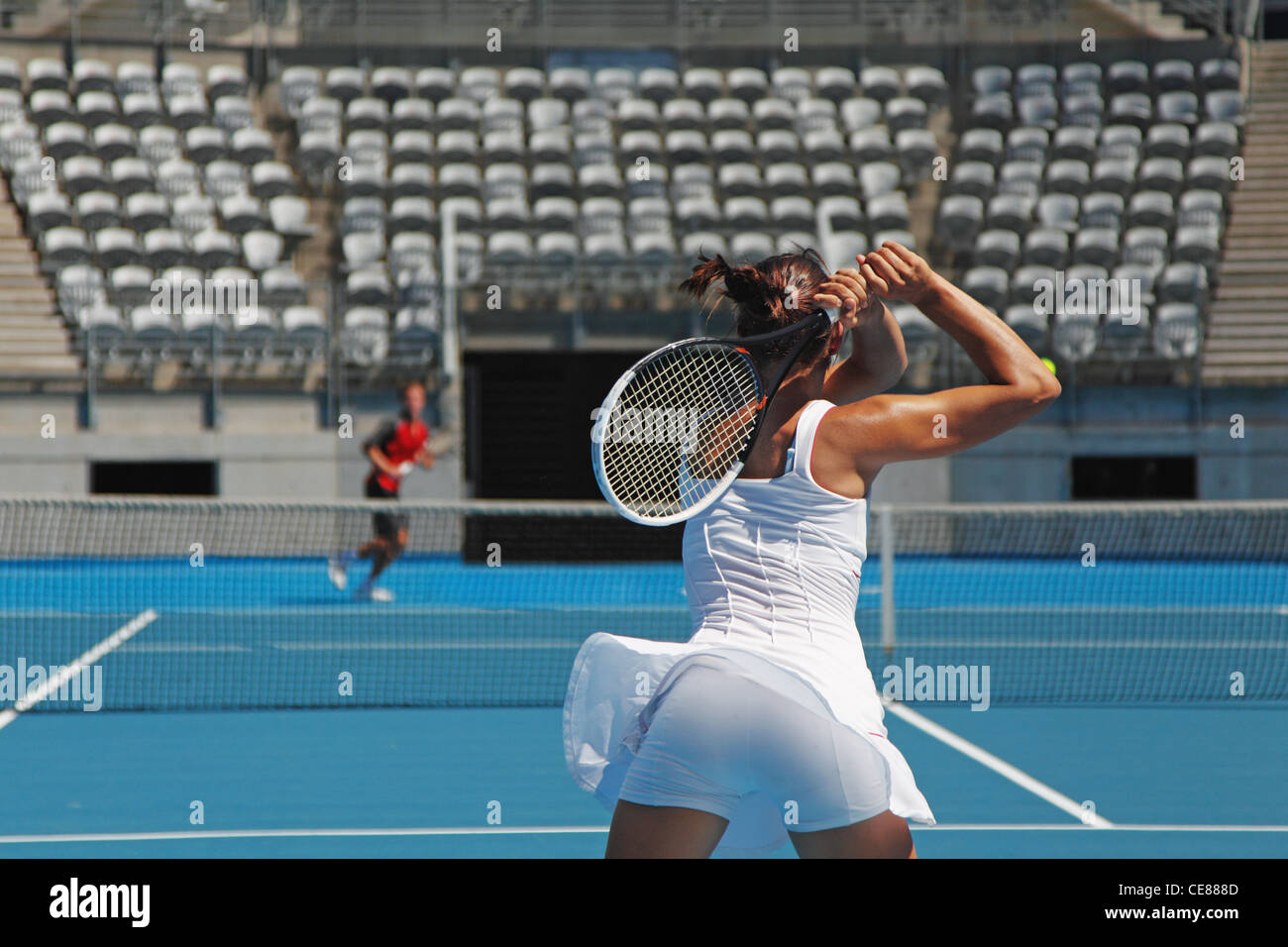 Les jeunes joueurs de tennis masculin et féminin pratique Banque D'Images