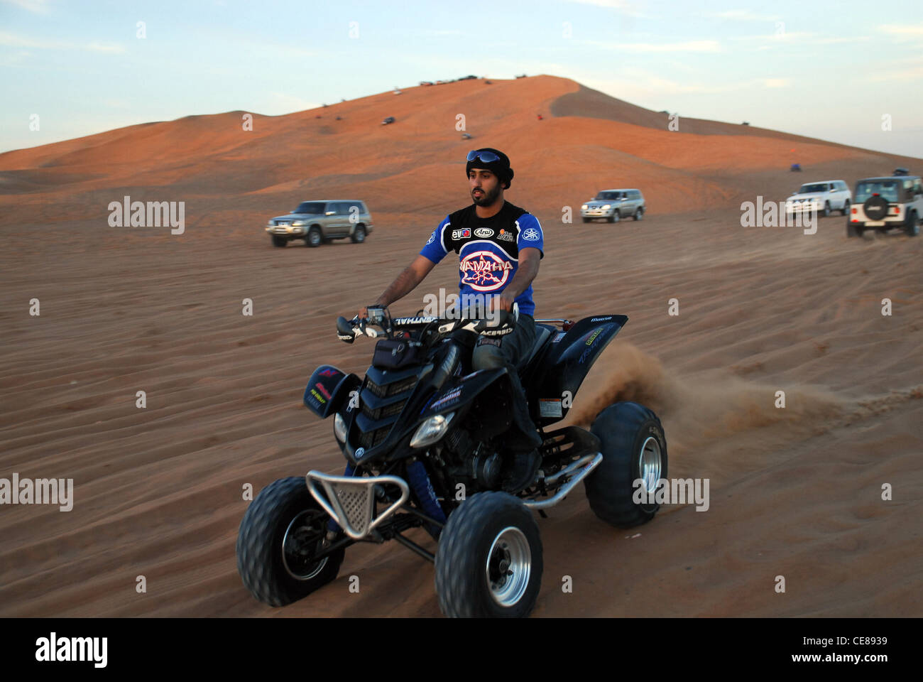 Quatre wheeling dans le désert près de Dubaï est une activité de loisirs le week-end pour Emirates et les étrangers. Banque D'Images