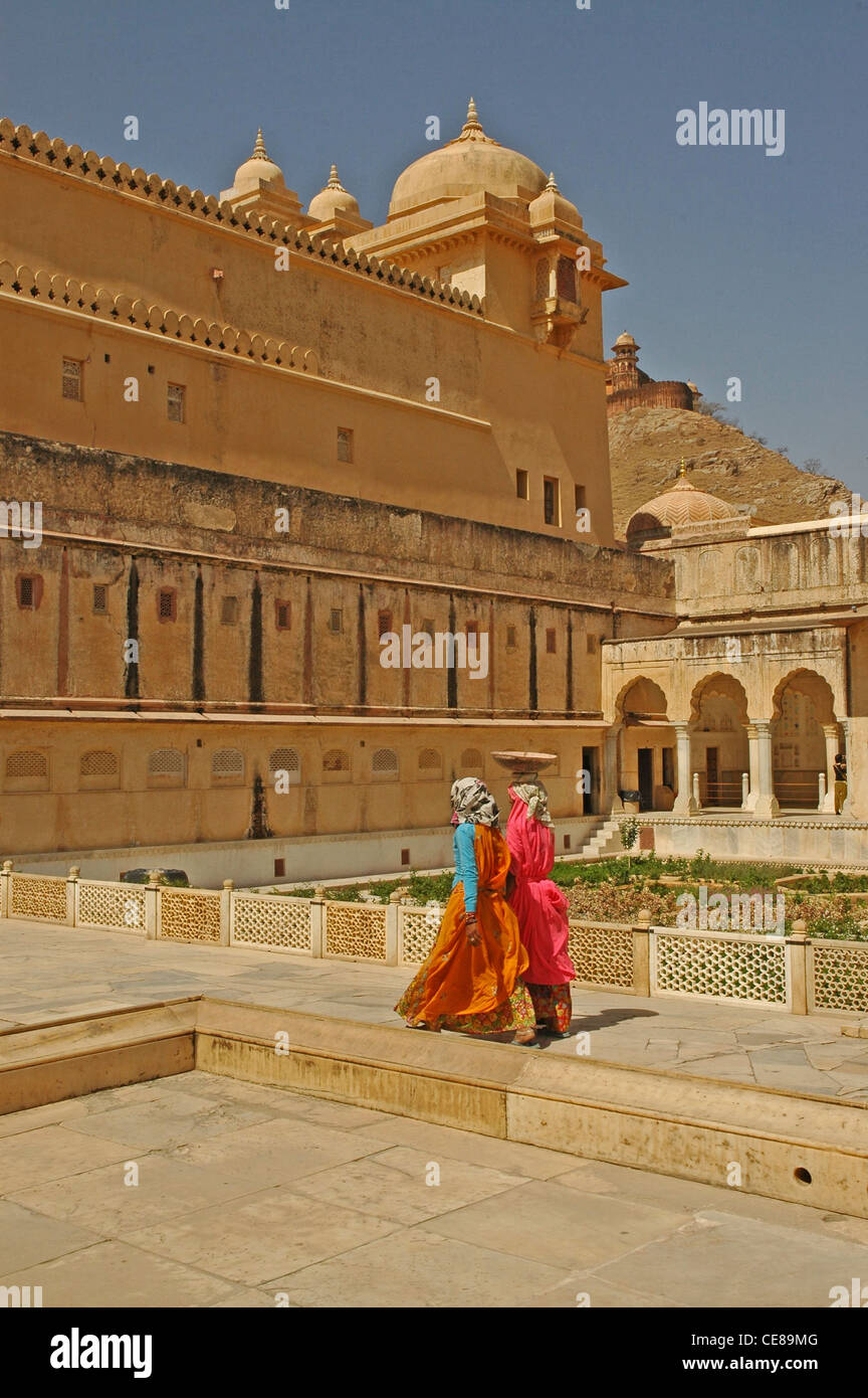 L'INDE, Rajasthan, Jaipur, Amber Fort (1592), les femmes locales à la salle d'Audience privée Banque D'Images