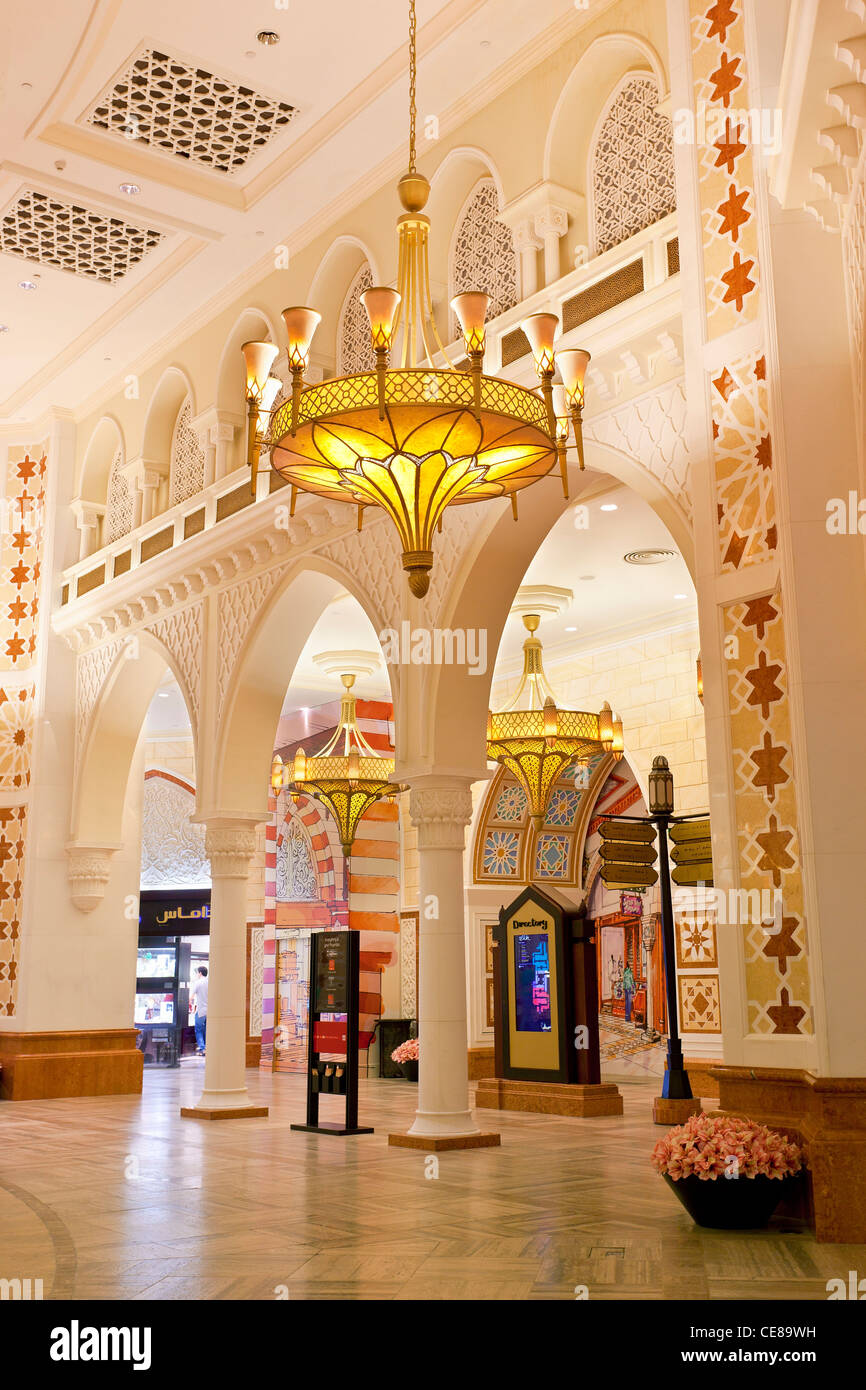 Souk de l'intérieur de Dubaï Mall, le plus grand centre commercial du monde Banque D'Images