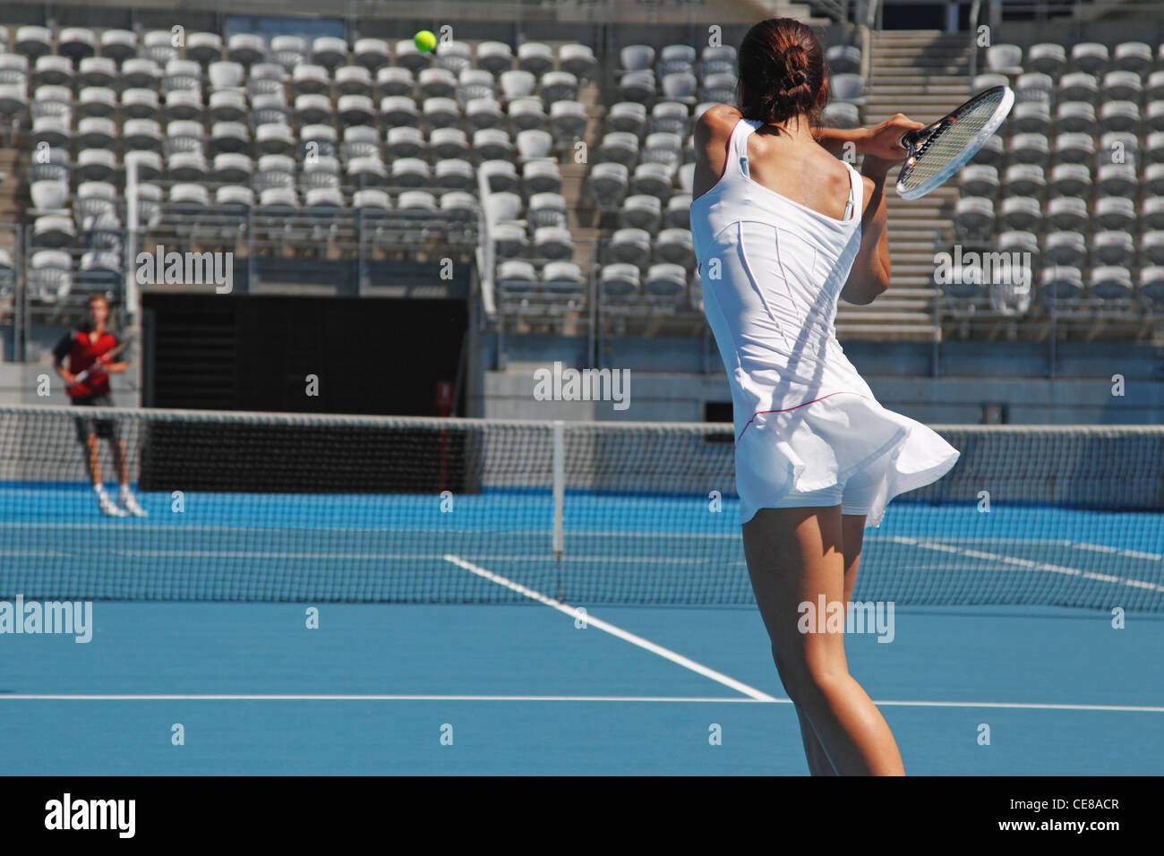 Les jeunes joueurs de tennis masculin et féminin pratique Banque D'Images