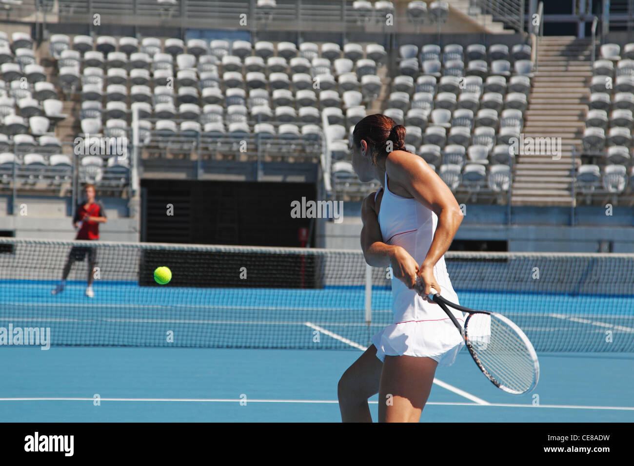 Les jeunes joueurs de tennis masculin et féminin pratique Banque D'Images