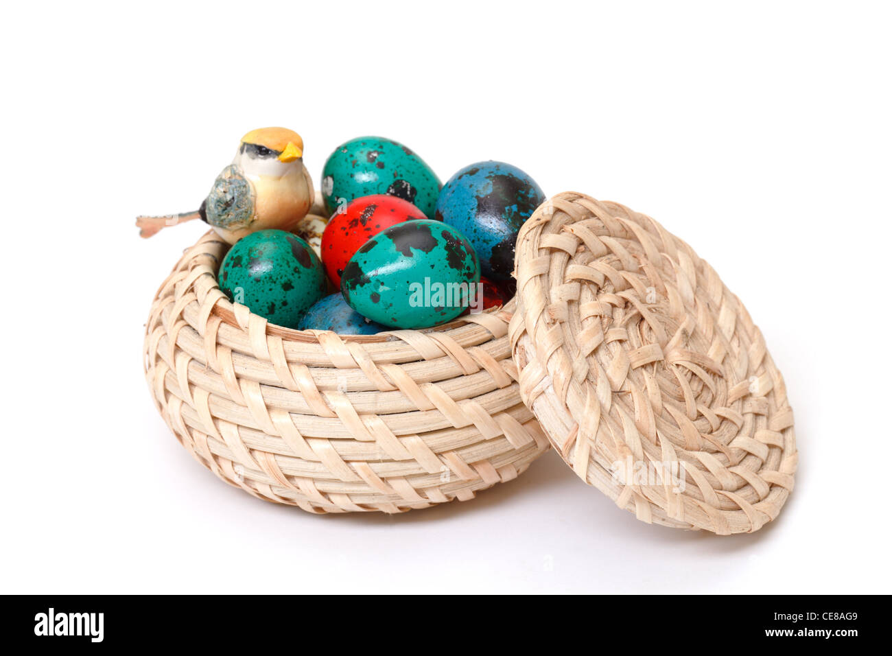 Les oeufs de pâques de caille dans panier on white Banque D'Images