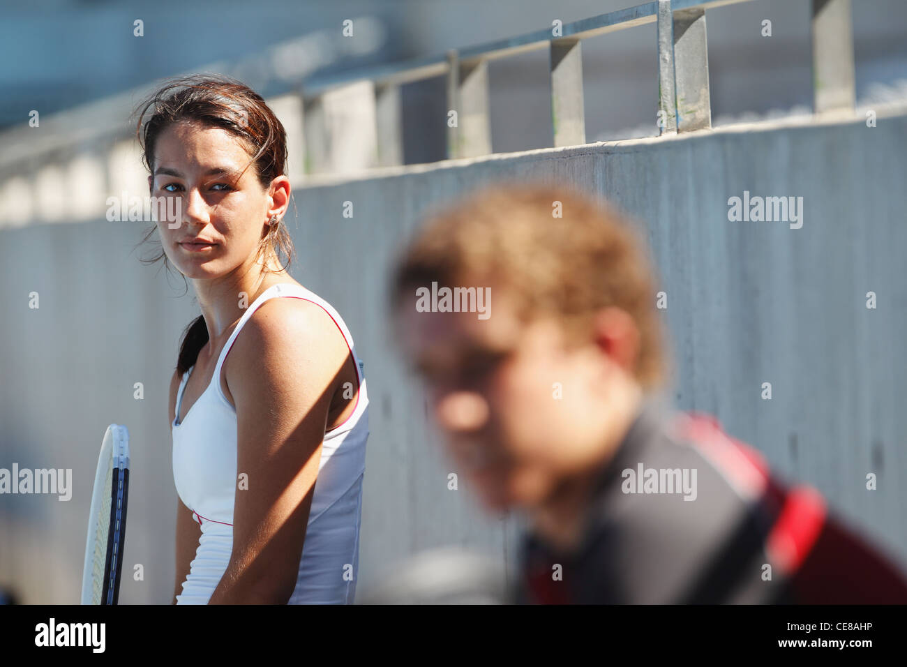 Les jeunes joueurs de tennis masculin et féminin en faisant une pause Banque D'Images