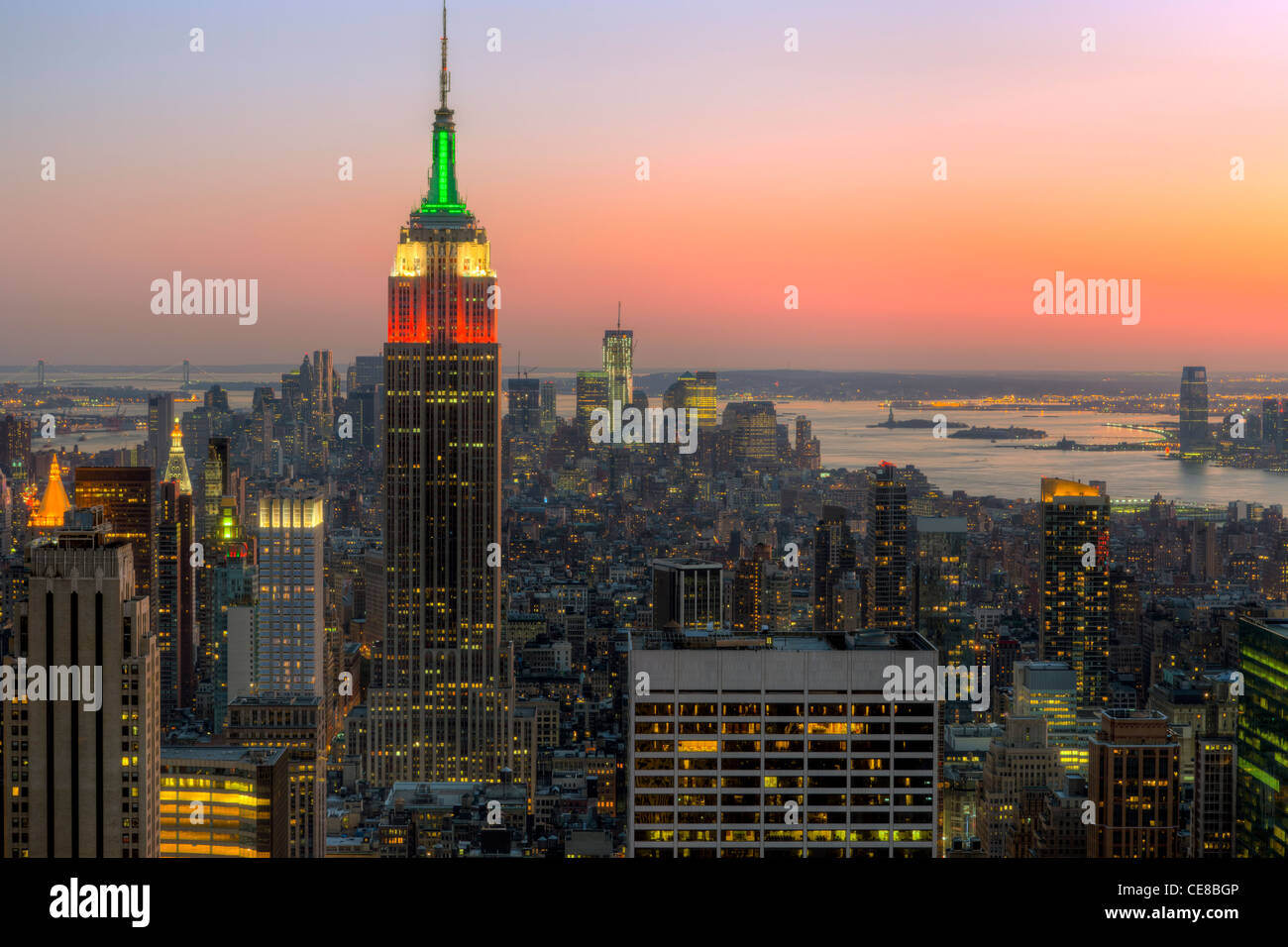 Voir en regardant vers le sud au crépuscule depuis le sommet de la roche y compris l'Empire State Building et d'autres gratte-ciel de Manhattan. Banque D'Images