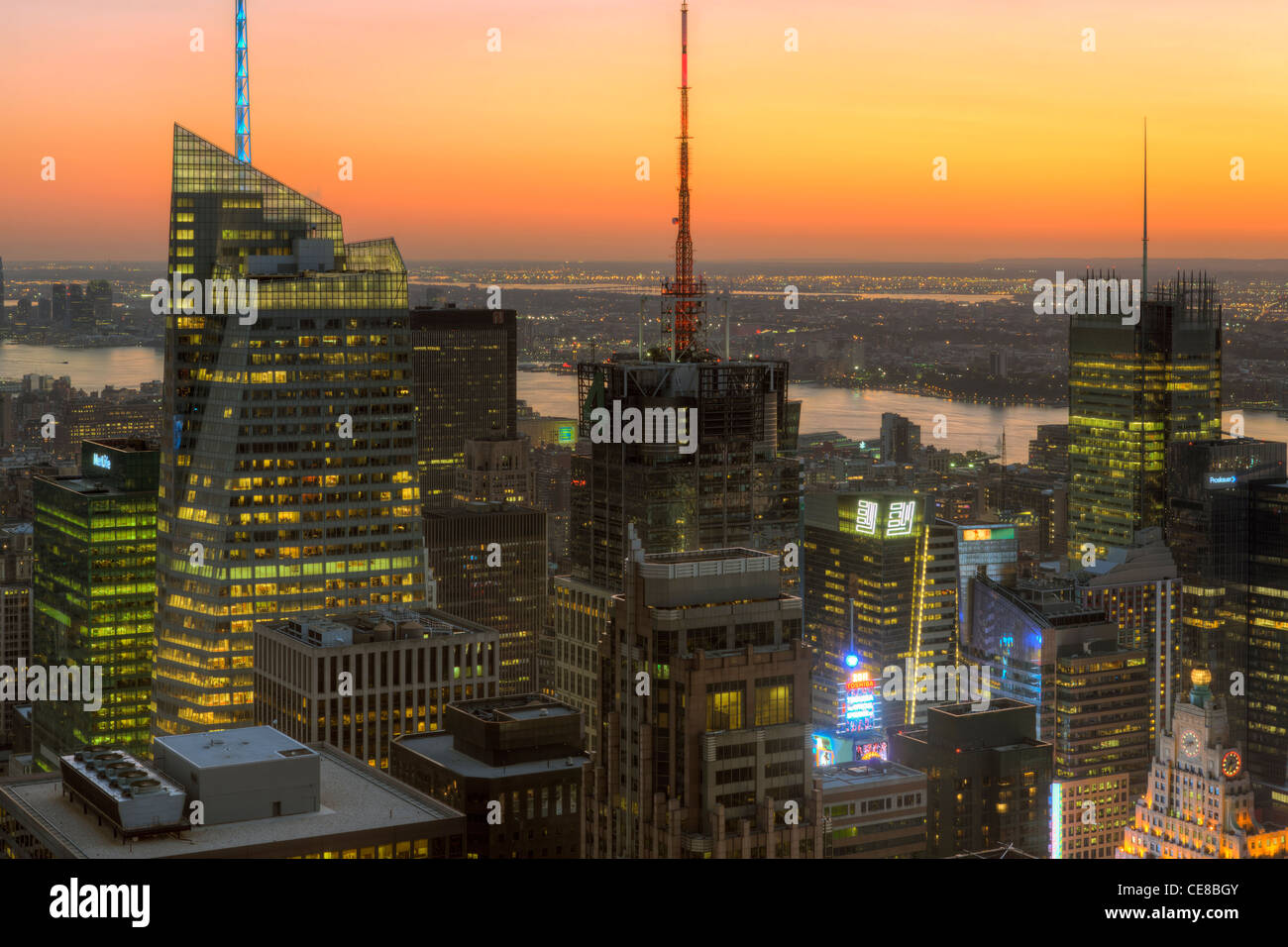 Vue du haut de la roche y compris la Bank of America Tower et Conde Nast Building au crépuscule dans la ville de New York. Banque D'Images