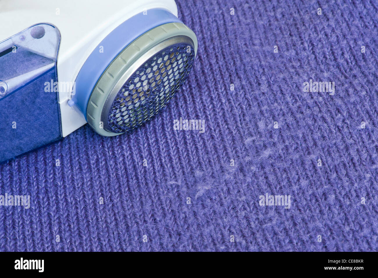 Lint remover - laine tricoté partiellement nettoyé de lint Banque D'Images