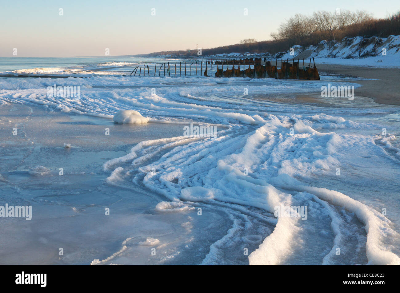 Rive glacée de la mer Baltique en Zelenogradsk(Kranz). La Russie Banque D'Images